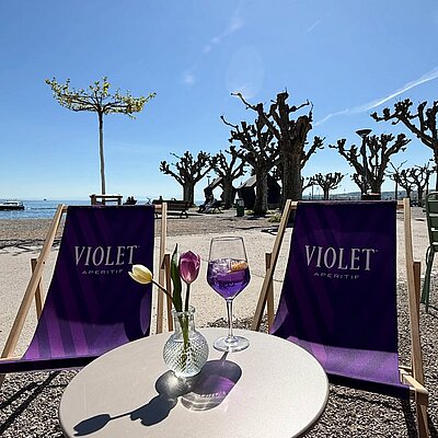 Liegestühle und ein Veilchen-Spritz am Seeufer im Stadtgarten